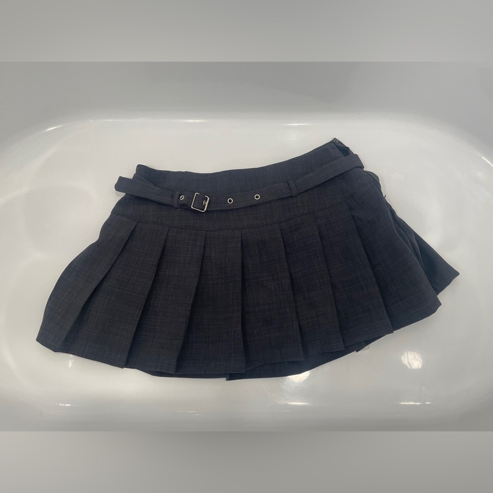 Fashion Nova Black Pleated Mini Skirt with Slim Belt Women’s Medium